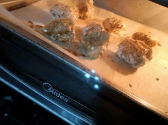step3: 薯片平鋪在烤盤上（不可以重叠）以160-180度焗至薯片捲曲乾身便可取出灑調味粉待涼便可享用
