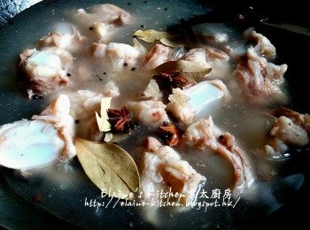 step7: 再加入冰糖 , 八角及月桂葉 , 用中火煮滾後蓋上蓋轉慢火炆1小時