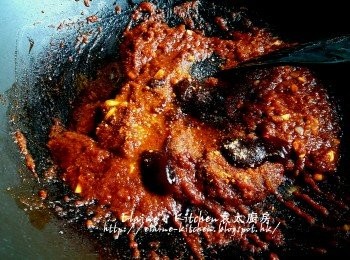 step12: 逐一加少許海鮮醬 , 酒及糖拌勻