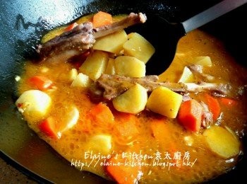 step9: 豬仔脾炆30分鐘後逐一加入薯仔 , 甘旬 , 咖哩汁拌勻