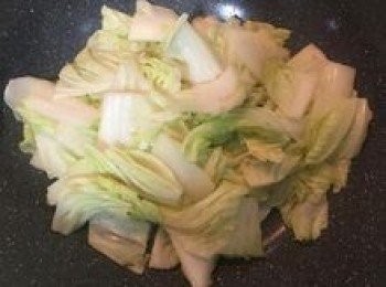 step6: 加1/2茶匙鹽，將白菜炒軟；