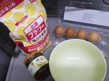 step1: 打入四個蛋，加入細砂糖。用打蛋器全蛋打發。