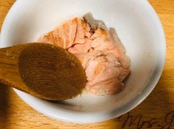 step3: 將三文魚加鹽煎熟，壓成小塊