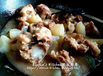 step9: 1小時後加入白蘿蔔拌勻蓋上蓋繼續用慢火炆30分鐘 , 熄火焗1小時即可