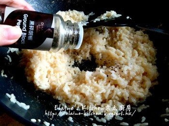 step13: 加少許鹽 , 黑胡椒粒 , 野菌醬及之前炒香的大啡菇茶樹菇拌勻