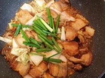 step11: 放入蔥段拌炒即可關火擺盤上菜。