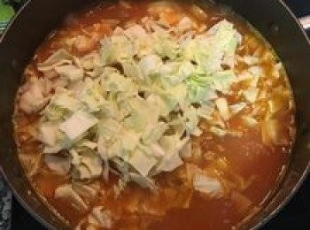 step12: 倒入高麗菜丁拌勻，再小火滾煮20分鐘即可喔～