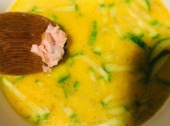 step6: 將翠玉瓜、三文魚及意粉加入蛋漿中