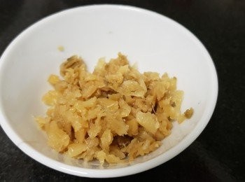 step3: 冬菜，清洗後搾乾切碎