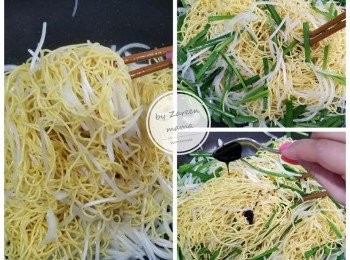 step5: ⭐⭐一直用筷子炒 ，唔好用鑊鏟 ⭐⭐
用筷子不斷撈勻，加入剩餘嘅芽菜，洋蔥及韮菜。落糖，鹽<span class="group_2">調味</span>。再撈勻，韮菜變色時，加入滴珠油，頭抽撈勻。最後上碟再灑上芝麻，拌辣醬就得喇!