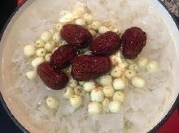 step5: 加入蓮子與紅棗續燉20分鐘；