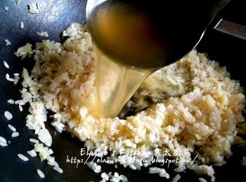 step10: 加入白酒及適量上湯 , 用慢火慢慢拌勻煮至收乾