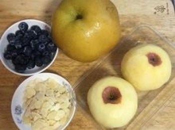 step1: 水果類先備好，蘋果要買脆口的，因為鬆的容易碎，去皮後泡鹽水再沖洗乾淨防氧化。水梨一樣是去皮後泡鹽水再沖洗乾淨；藍莓用清水洗淨備用。
低粉與泡打粉及鹽放一起，等一下可以一起篩到牛奶裡。