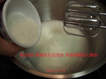 step10: 蛋白用打蛋器先打出泡沫, 然後慢慢加入細砂糖用中速打發
