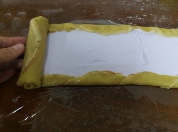 step17: 上下摺起，然後向橫慢慢卷起