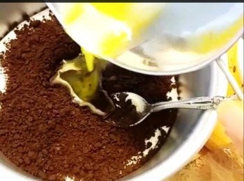 step2: ～分開OREO餅乾後會有 30 塊餅乾，分開其中 14塊一袋打碎成粗粒，剩低 16 塊打碎成幼沙狀
～牛油加熱成牛油溶液，加巳打碎成幼沙狀OREO中拌勻後，放入蛋糕模具，平均用匙羹壓實成餅底，放入雪櫃雪約30分鐘備用