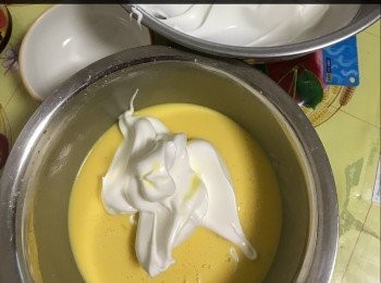 step4: 將1/3蛋白加入蛋黃糊搞拌均勻，再倒回蛋白，輕手切拌法搞拌麵糊