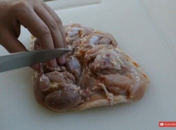 step3: <a href="https://bit.ly/2ZxapeY" target="_blank" data-keyword="雞扒" class="guide-link"><strong>雞扒</strong></a> <span style="display:inline-block;vertical-align:middle;margin-top:-3px;color:initial;border-radius:3px;padding:2px 3px;font-size:12px;line-height:14px;background:#87d300;color:#fff;">即買</span> 背部邊位用刀界幾刀, 不要界穿雞皮