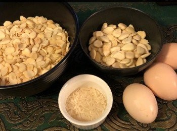 step1: 90克南杏 。60克北杏1湯匙米。3隻蛋，只要蛋白。6杯水。
