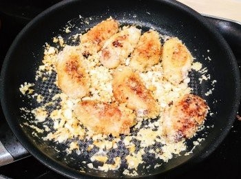 step4: <a href="https://bit.ly/3zHU5V3" target="_blank" data-keyword="雞翼" class="guide-link"><strong>雞翼</strong></a> <span style="display:inline-block;vertical-align:middle;margin-top:-3px;color:initial;border-radius:3px;padding:2px 3px;font-size:12px;line-height:14px;background:#87d300;color:#fff;">即買</span> 沾上炸粉，放入鑊內，略炒，將剩餘炸粉加入鑊內，其間加入剩下牛油，煮至炸粉變得香脆，熄火，盛起。