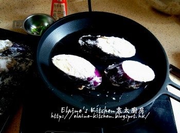 step7: 將每件茄子放入美的早餐機的煎pan上 , 按<煎餅>功能先煎魚肉至金黃色