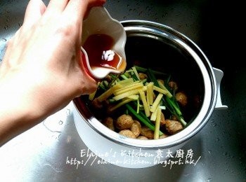 step2: 陳皮魚蛋放入早餐機的煲內 , 加少許鹽 , 蔥段 , 薑絲 , 酒及水