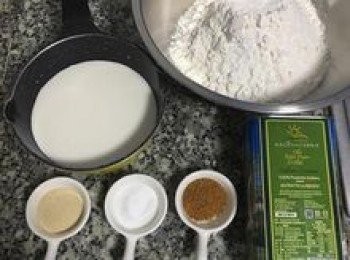 step1: 先將材料都秤好，兩種麵粉可以秤在一起；接著將牛奶加熱到微溫（手指可觸碰的溫度）