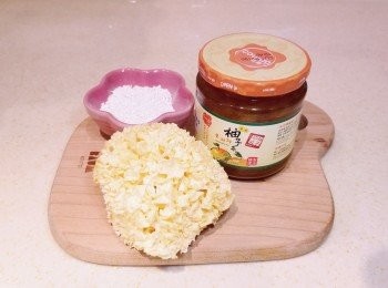 step1: 雪耳浸透，剪去硬之部份，放煲內用沸水煮5分鐘，隔去水份備用。