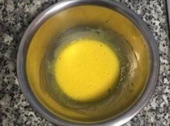 step3: 接著打蛋黃液到鬆散即可；