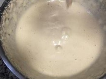 step7: 用打蛋器高速打發到掉痕會一下子才消失就可以了。