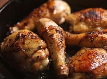 step2: 熱油鍋，將醃製好的薩索雞雞腿下鍋煎至表面金黃。