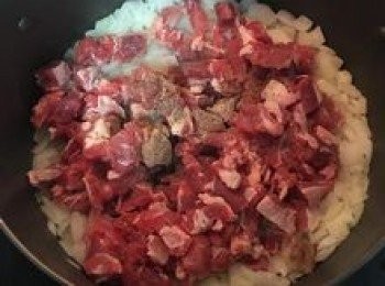 step5: 放牛腩丁並用1茶匙鹽和黑胡椒粉拌炒到牛腩丁8-9分熟；