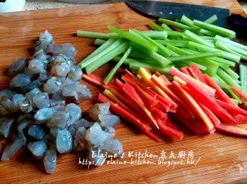 step2: 分別將西芹切條 , 甘旬切條 , 蝦肉切粒