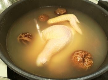 step3: 雞先用水洗去醃料，然後放入冬菇上湯，蓋上高速微壓煲，煲20分鐘，如用其他煲請時間。