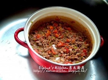 step5: 加入煙肉 , 牛肉碎及豬肉碎拌勻炒至肉轉色
