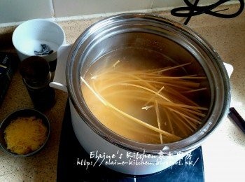 step11: 按<蒸 / 煮>功能 , 煮至意粉軟身