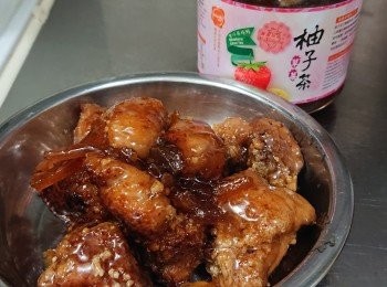 step2: 加草莓柚子醬到鑊中煮熱， 加入排骨， 炒均上碟。