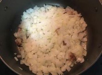 step4: 放洋蔥丁炒香炒軟；