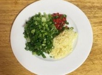 step5: 趁微波茄子時，將蒜、蔥和辣椒用可飲用水洗淨擦乾；蒜去皮切末、蔥切花、辣椒去籽切小丁；