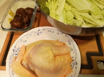 step1: 冬菇先浸軟剪去冬菇蒂備用，雞先用醃料醃兩三小時備用，津白切段備用。