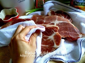 step1: 梅頭豬扒肉解凍後用水沖一沖洗 , 抹乾水份