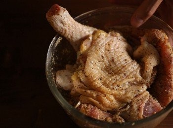 step1: 首先將薩索雞雞腿切塊後，與檸檬胡椒粉、大蒜粉、洋蔥粉均勻混合醃製約15分鐘。