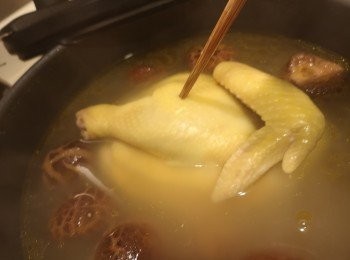 step5: 雞想知熟唔熟，可用筷子插入雞脾，如果沒有血水流出即代表熟透。