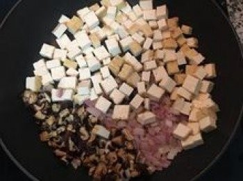 step4: 炒鍋燒熱，放入少許的油，將紅蔥頭炒香，再放入香菇、油豆腐煎炒；然後用鹽和白胡椒粉、醬油調味（如覺得過乾可以再加點泡香菇水的水），