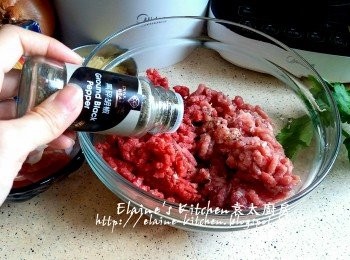 step1: 牛肉碎及豬肉碎放入大碗內加少許鹽 , 黑胡椒碎拌勻靜待30分鐘