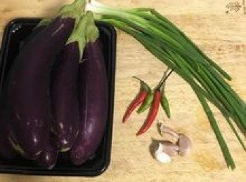 step1: <span class="group_1">食材</span>洗淨備用；接著準備ㄧ個大盆子裝入4杯水再倒入60g的白醋。