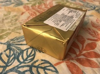 step1: 牛油放置室溫，加入過篩後的中筋麵粉，以打蛋器打至乳白狀。