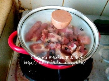 step9: 加入排骨粒 , 蓋上蓋煮至排骨熟透 , 水份完全收乾及米熟透(大約10分鐘)