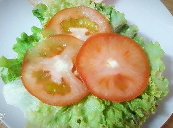 step2: 沙拉菜洗淨瀝乾放到麵包上 , 再把蕃茄切片舖上