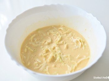 step4: 攪拌好的麵糊拌入切絲的高麗菜